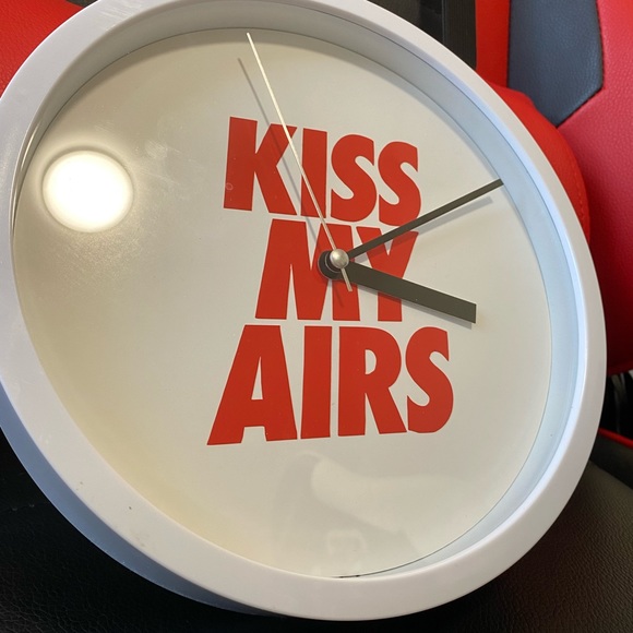 KISS MY AIRS wall clock handmade size 8 3/4 - Picture 4 of 7